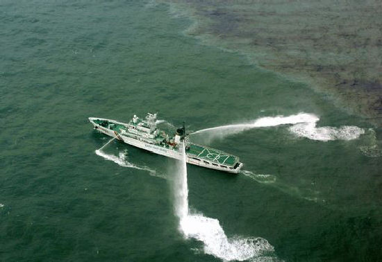 Corea del Sud, petroliera speronata: 10.000 tonnellate di greggio in mare