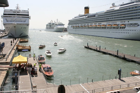 Venezia, 5 nuove chiatte per il trasporto fluviale
