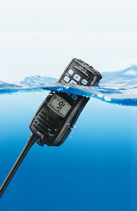 IC-M33 Il primo ricetrasmettitore VHF/FM nautico galleggiante